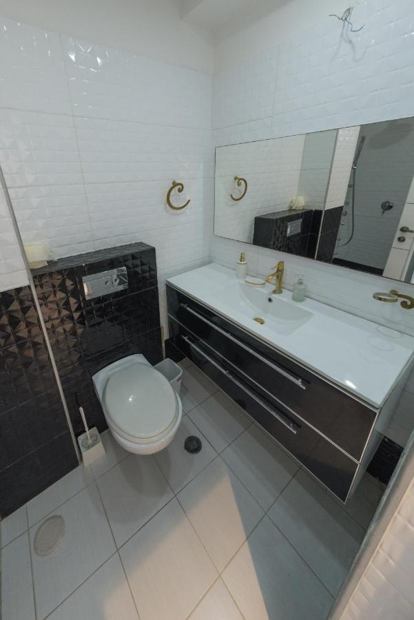 Royal Beach Front Apartments Netanya Esterno foto